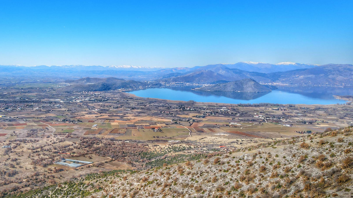Η θέα από το Ξωκλήσι Αγιος Νικόλαος Κρεμαστός, Καστοριά