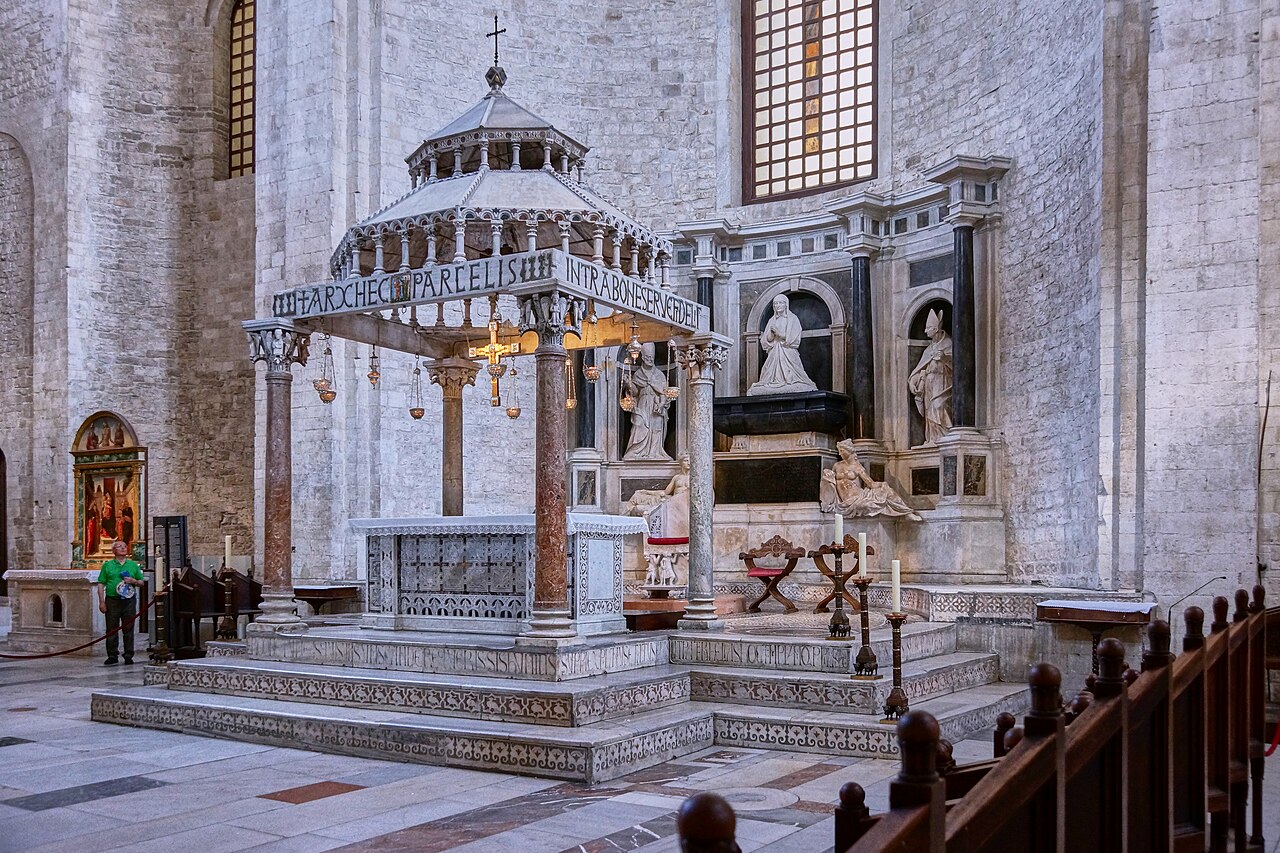 Η σαρκοφάγος του Αγίου Νικολάου στον ναό του Μπάρι της Ιταλίας