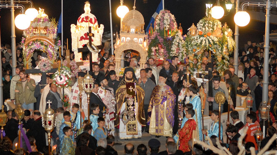Οι συγκεντρωμένοι επιτάφιοι την Μεγάλη Παρασκευή στο νησί της Τήνου