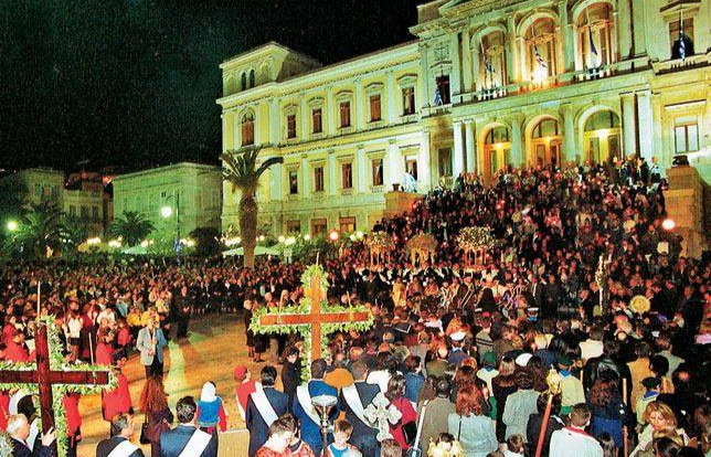 Καλό Πάσχα στη Σύρο κοσμος περιμένει τους επιτάφιους στην Πλατεία Μιαούλη