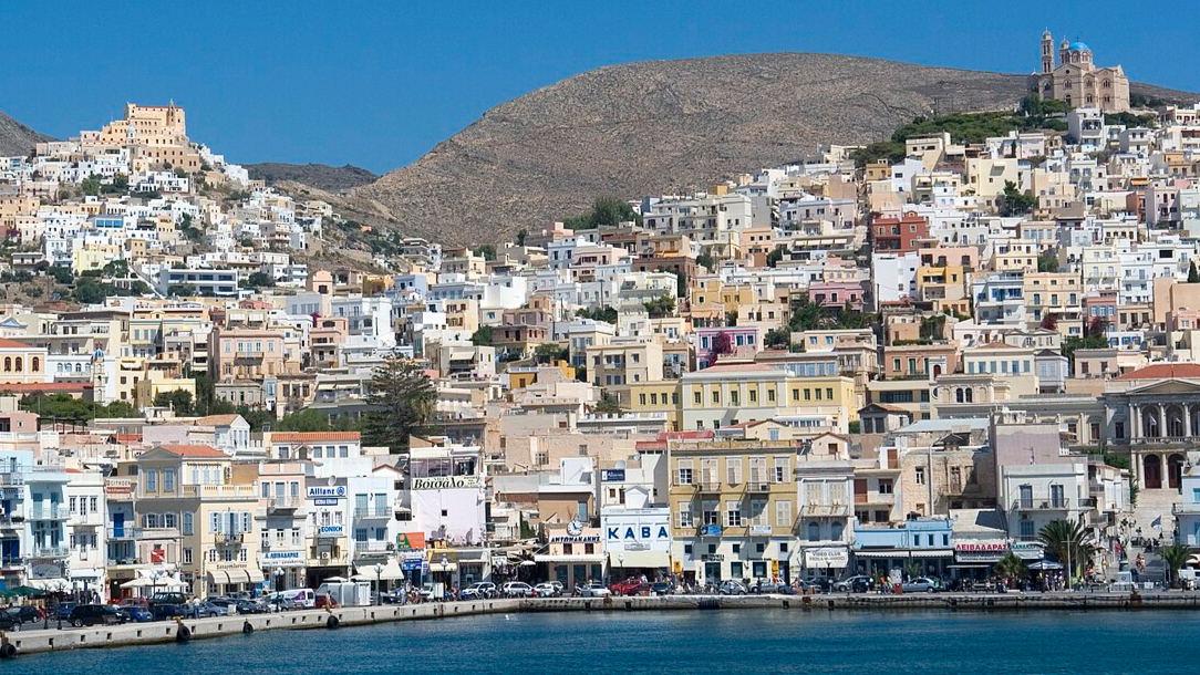 Ερμούπολη Σύρος Η Καθολική εκκλησία του Αγίου Γεωργίου αριστερά και ο Ορθόδοξος ναός της Κοιμήσεως της Θεοτόκου δεξιά