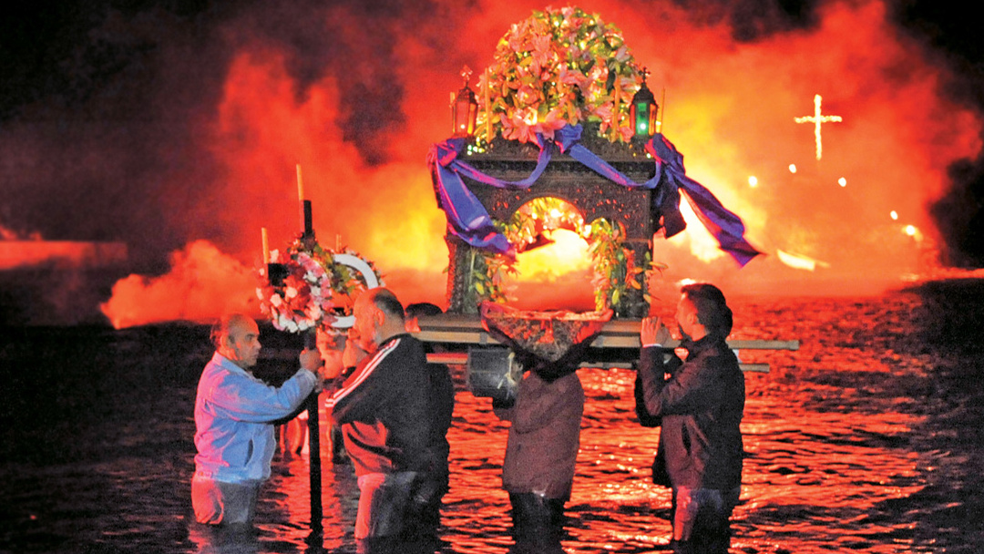 Ο επιτάφιος στη θάλασσα στο νησί της Τήνου