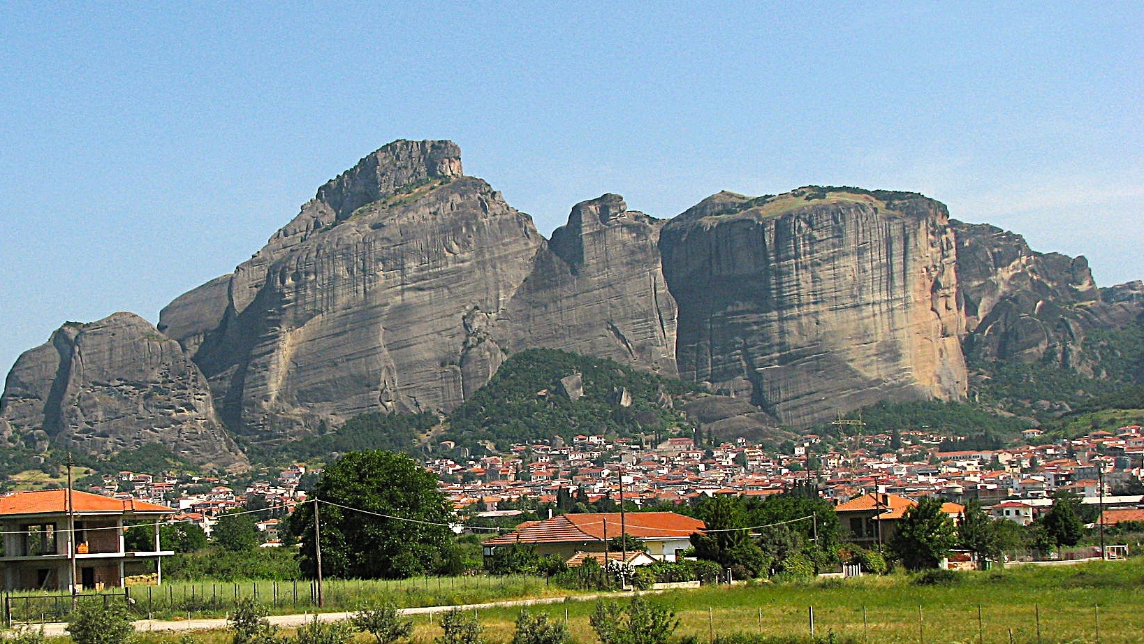 Η πόλη της Καλαμπάκας και πίσω τα επιβλητικά και διάσημα Μετέωρα