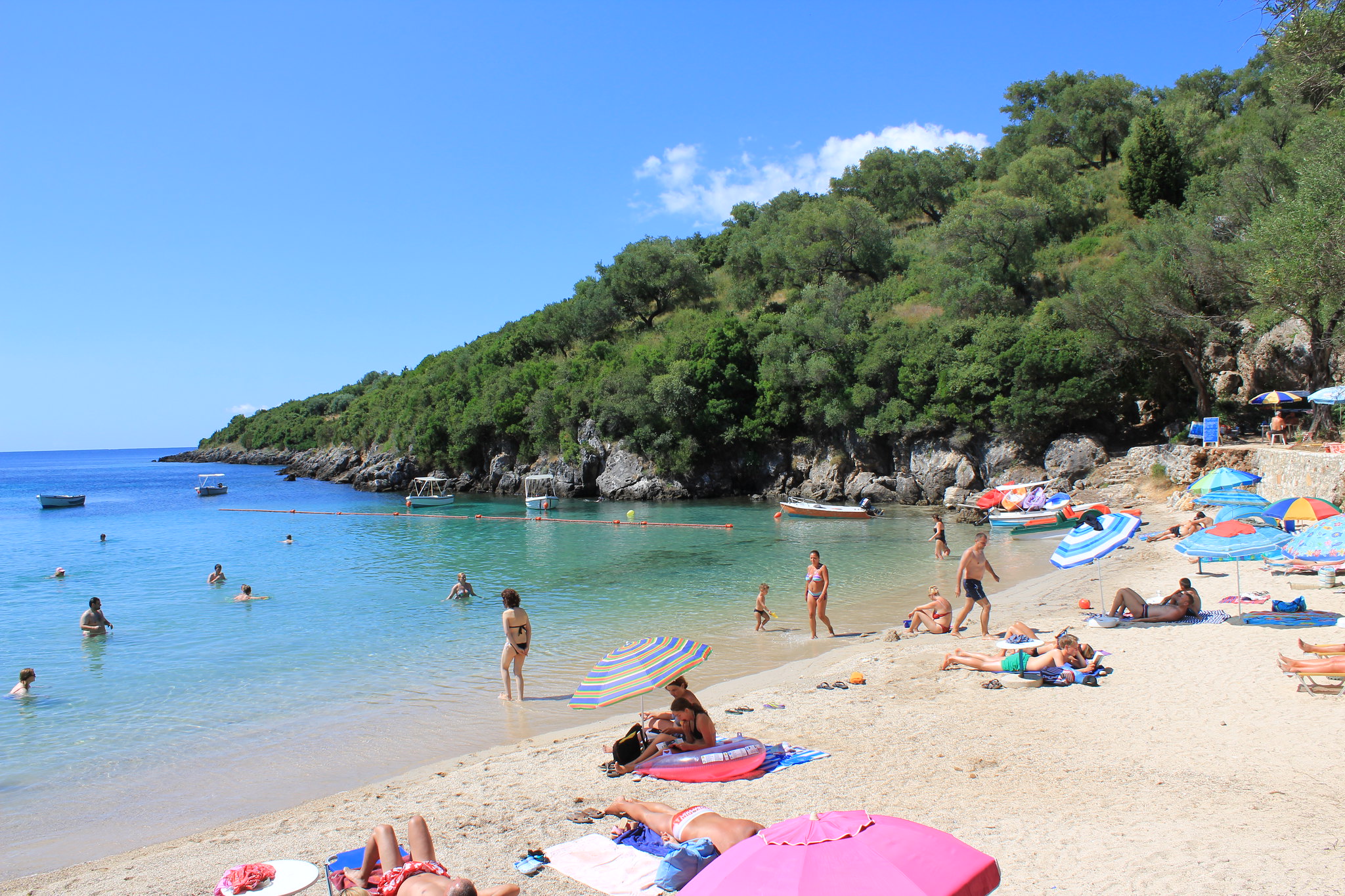 Κόσμος απολαμβάνει το μπάνιο του στην Παραλία Ζάβια στα Σύβοτα