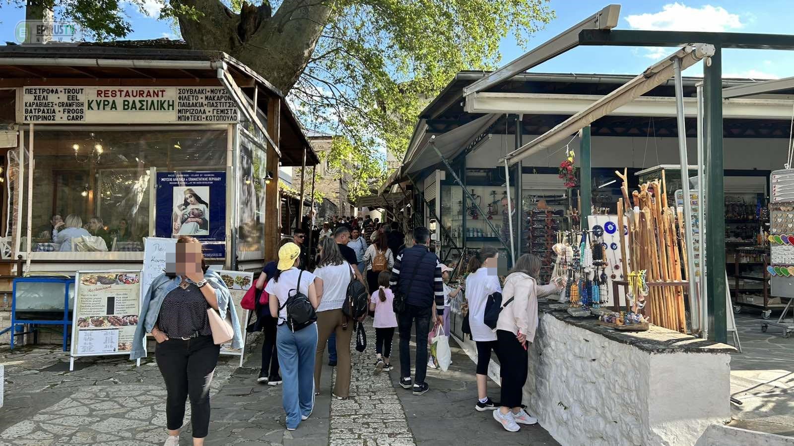 Κόσμος και ταβέρνες στο νησάκι των Ιωαννίνων