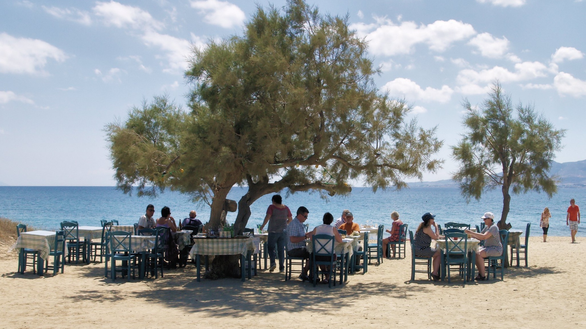 Κόσμος σε ταβέρνα στην Παραλία Αγίας Άννας στη Νάξο