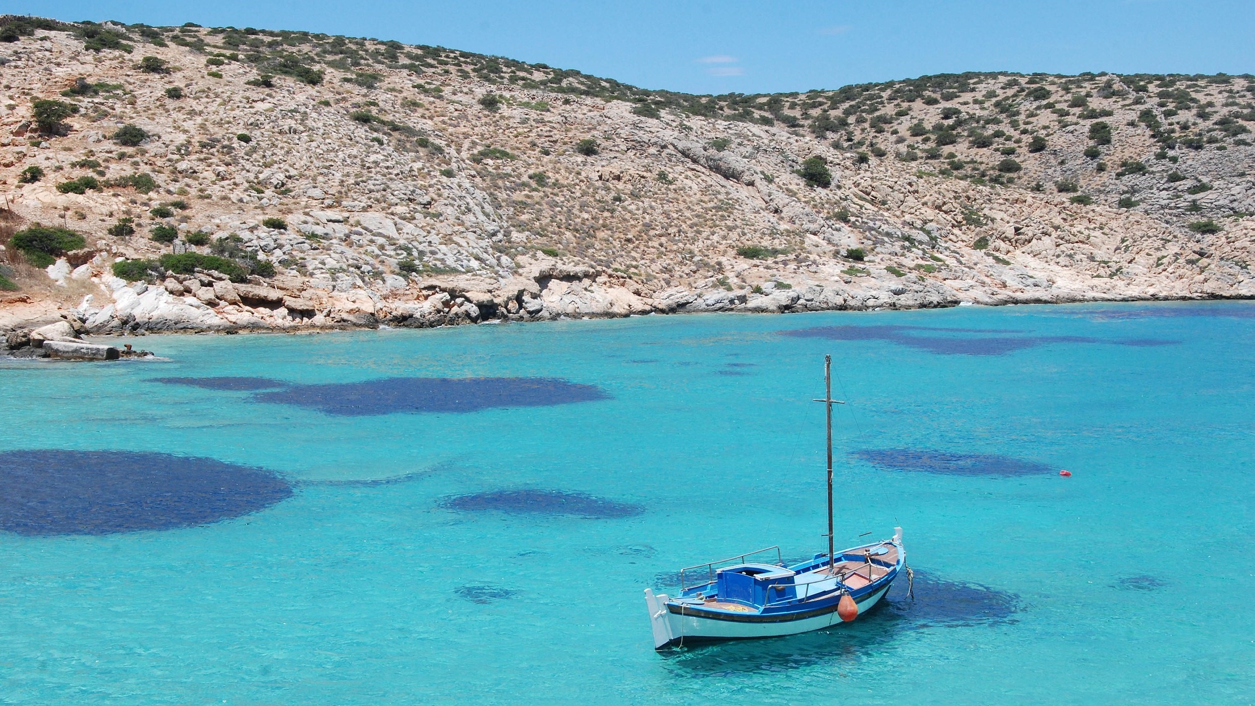 Μια βαρκούλα στα γαλαζοπράσινα νερά της Ηρακλειάς