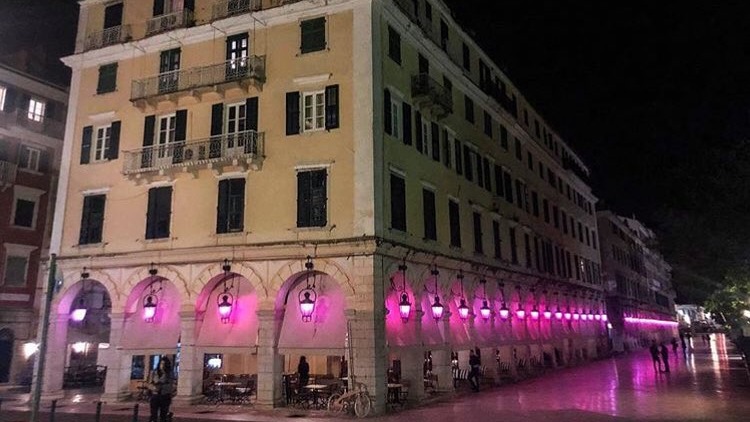 Μvβ πένθιμος φωτισμός στο Λίστον της Κέρκυρας Πάσχα