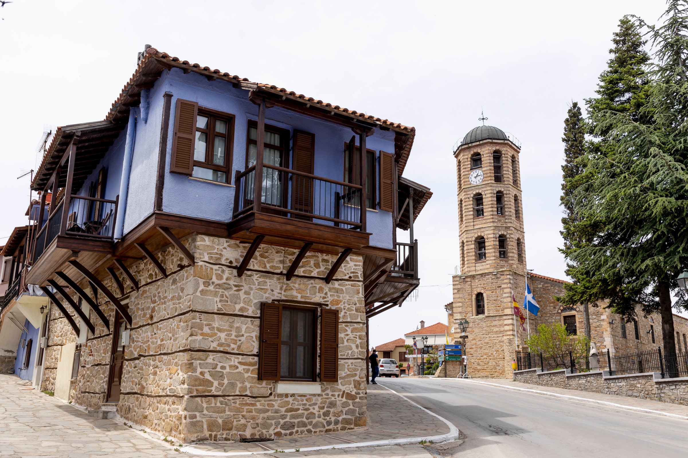 Παραδοσιακό σπίτι και εκκλησία στην Αρναία Χαλκιδικής πηγή visitcentralmacedonia.gr