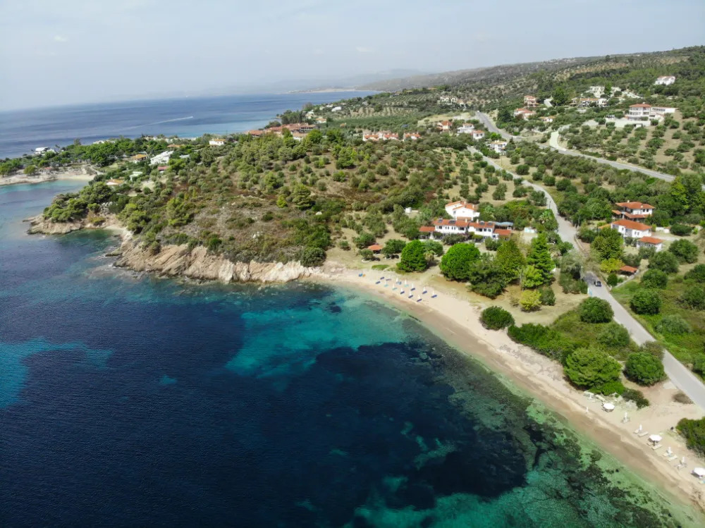 Παραλία Μικρή Ελια στη Χαλκιδική. Πηγή mikrieliabeach.gr