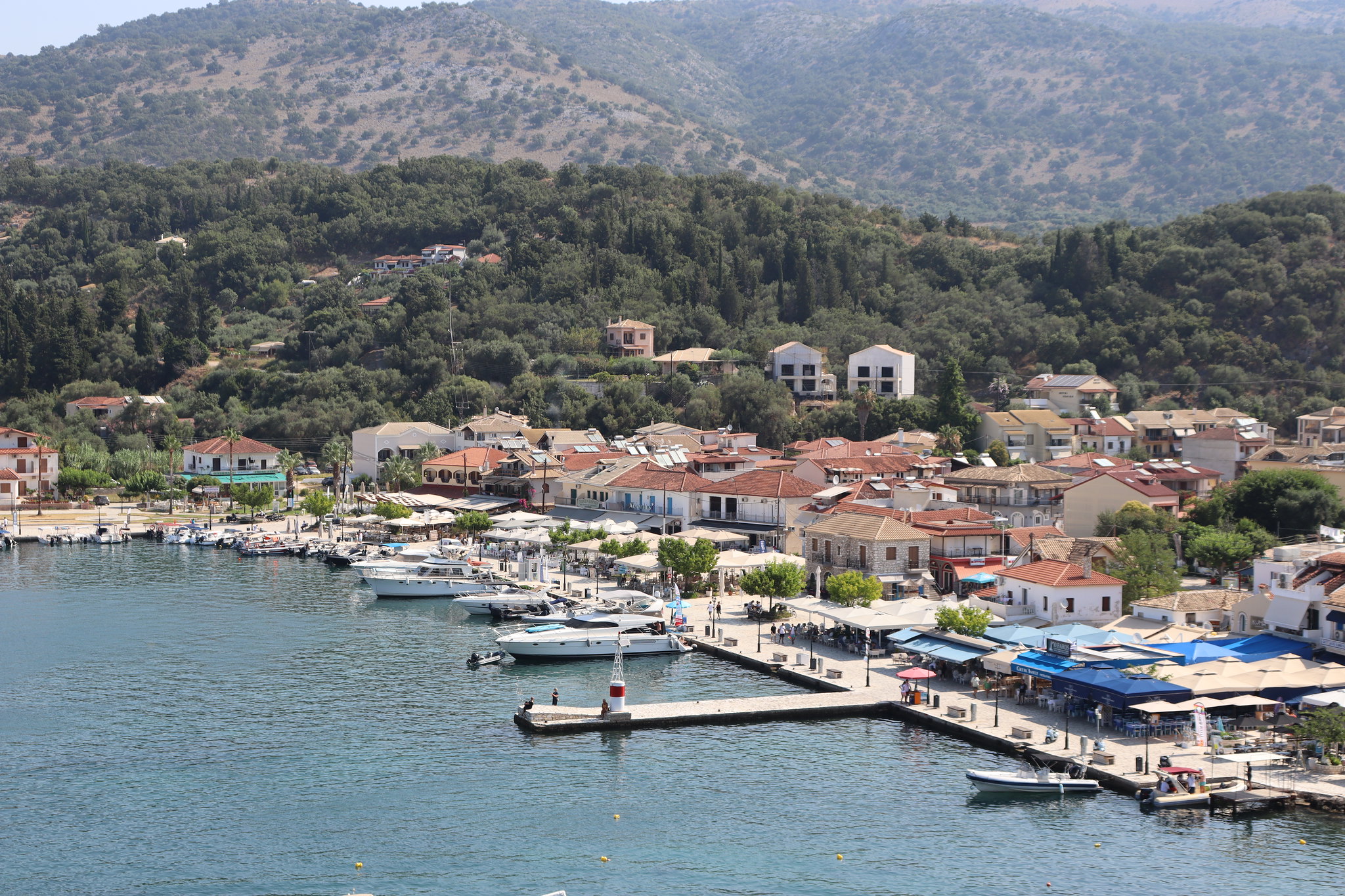 Σύβοτα, τα σπίτια και το λιμάνι του οικισμού που βρέχεται από το Ιόνιο Πέλαγος