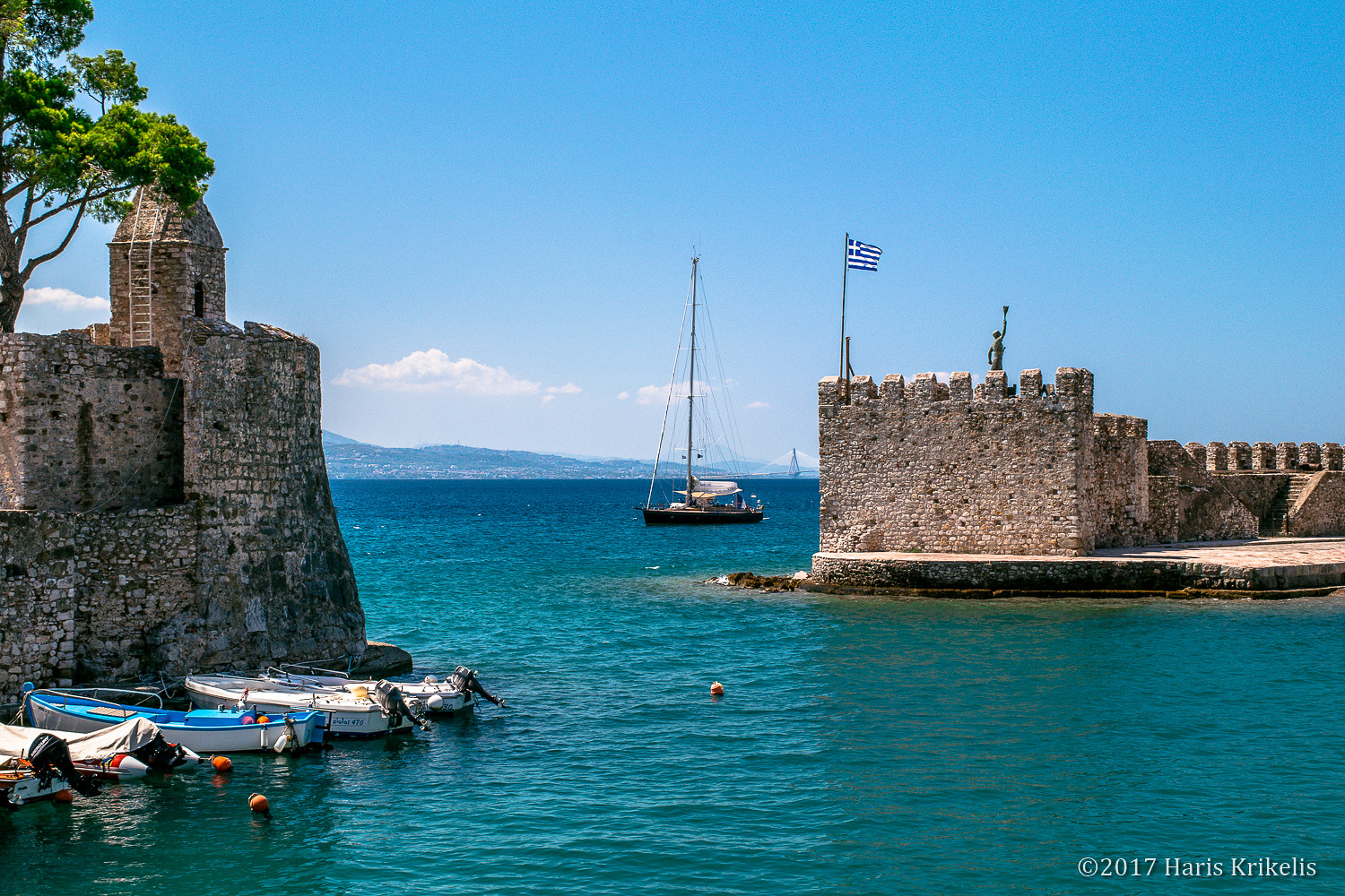 Τα δύο άκρα των αμυντικών βραχιόνων του λιμανιού της Ναυπάκτου