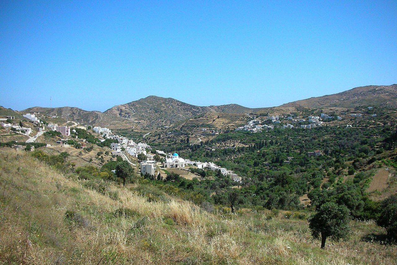 Το χωριό Μέλανες και απέναντι το Κουρουνοχώρι
