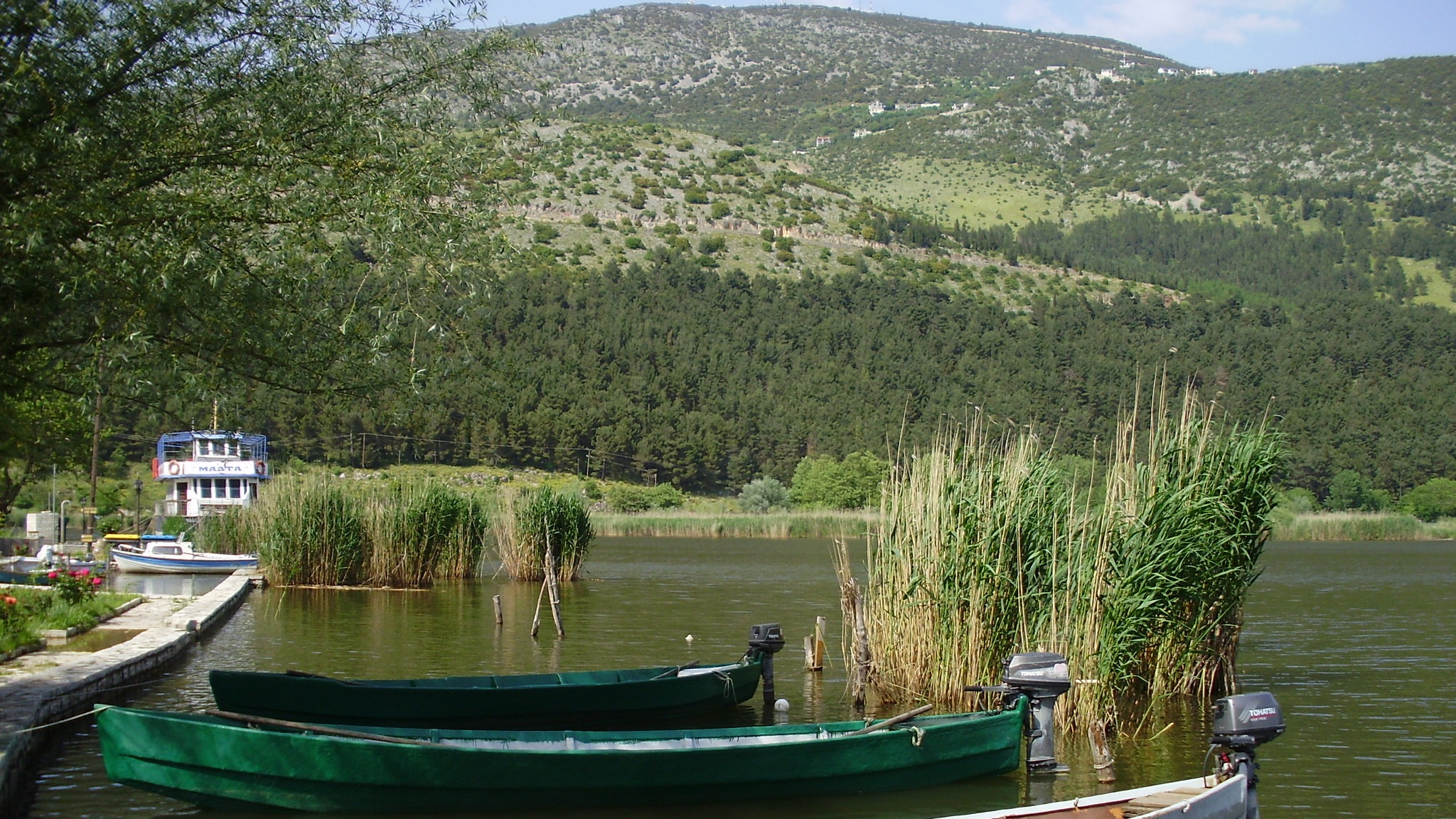Βάρκες αραγμένες στη λίμνη Ιωαννινων Παμβώτιδα