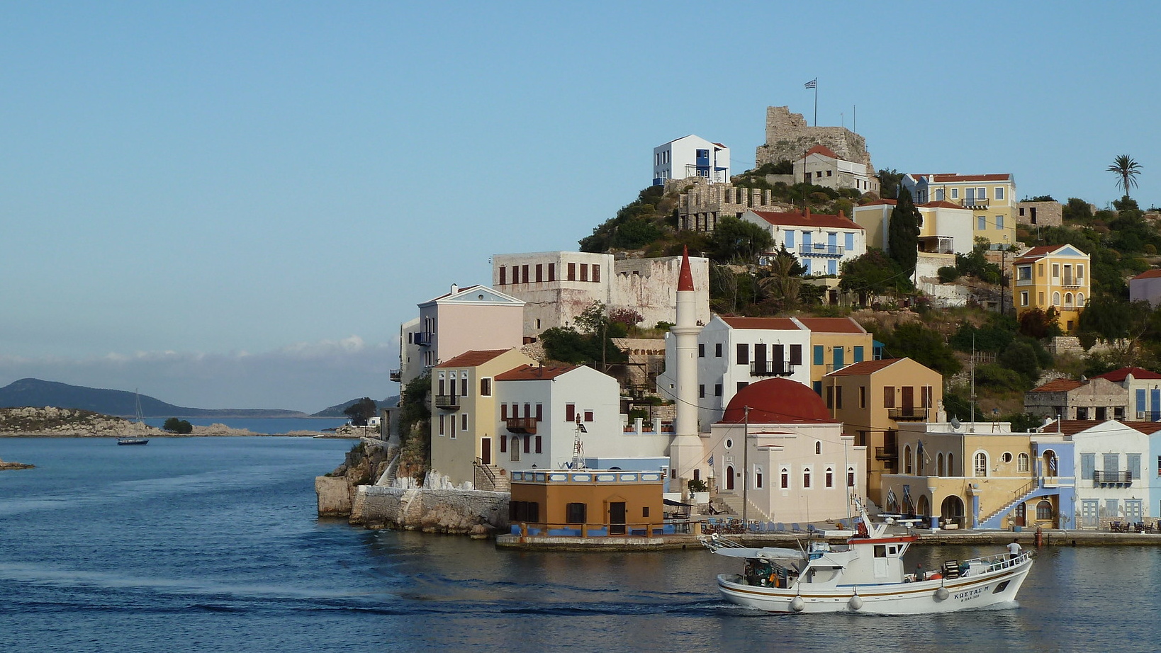 Καστελόριζο, σπίτια στο λιμάνι και στο ψηλότερο μέρος το μεσαιωνικό κάστρο