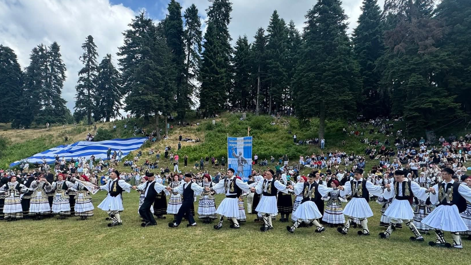  Οι σαρακατσάνοι με παραδοσιακές στολές χορεύουν στο Περτούλι