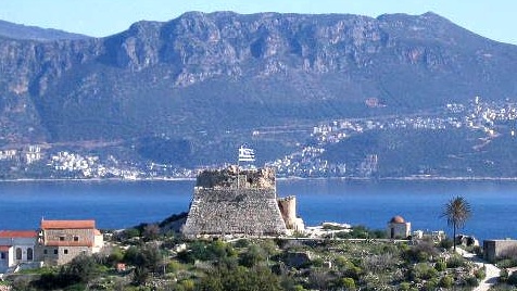 Το Κάστρο των Ιωαννιτών Ιπποτών στο Καστελλόριζο και στο βάθος τα τουρκικά παράλια