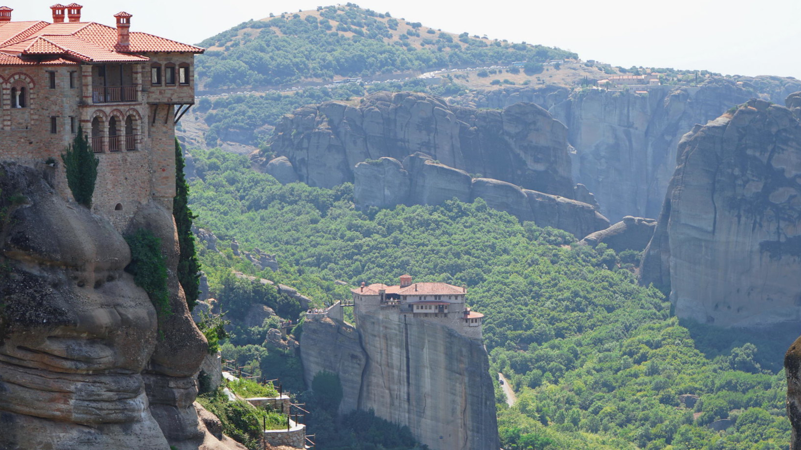 Αριστερά τμήμα του Μοναστηριού Βαρλαάμ και στο βάθος το μοναστήρι Ρουσάνου 