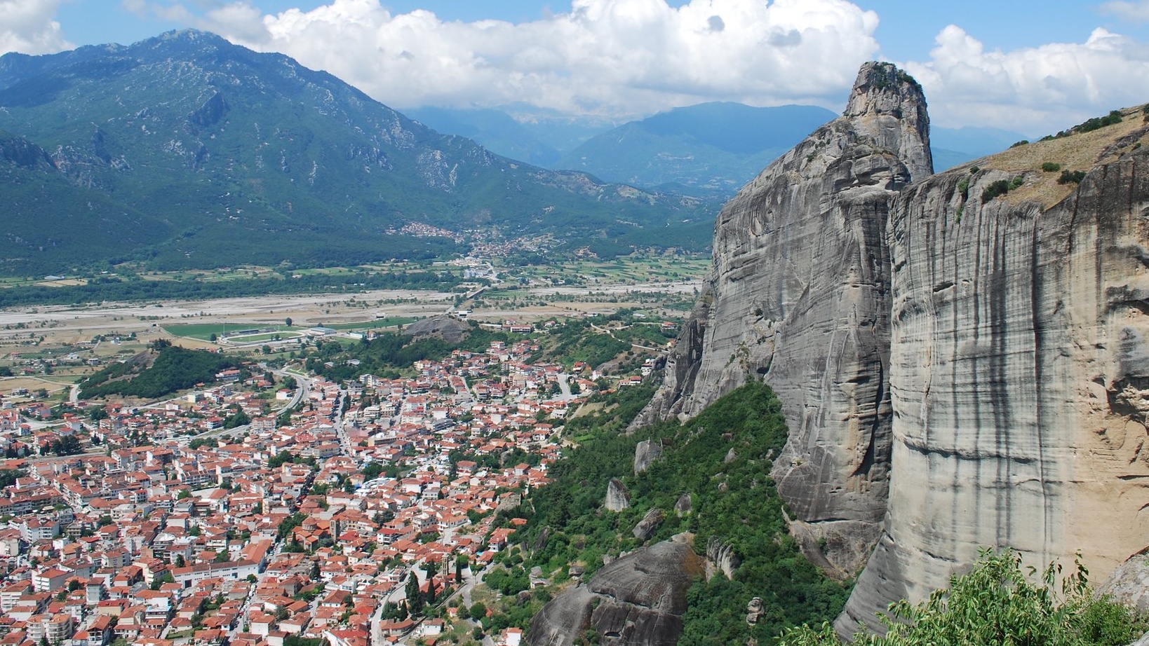 Η Καλαμπάκα δίπλα στα επιβλητικά Μετέωρα