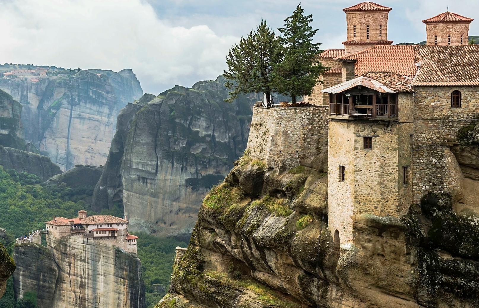 Η Μονή Βαρλαάμ και πιο κάτω η Μονή Ρουσάνου στα Μετέωρα 
