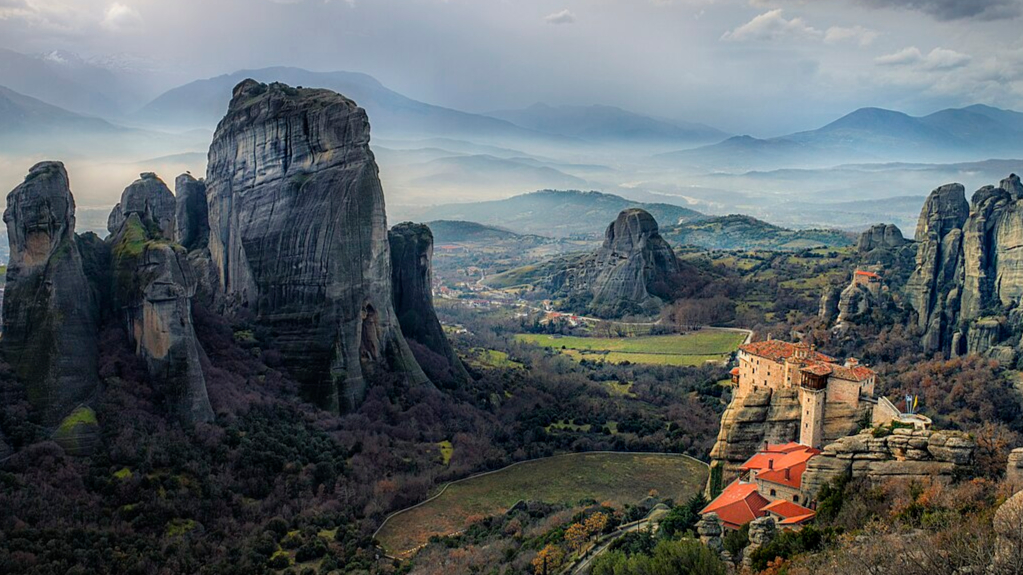 Τα Μετέωρα και η Μονή Ρουσάνου σε μια λήψη τις πρώτες πρωινές ώρες
