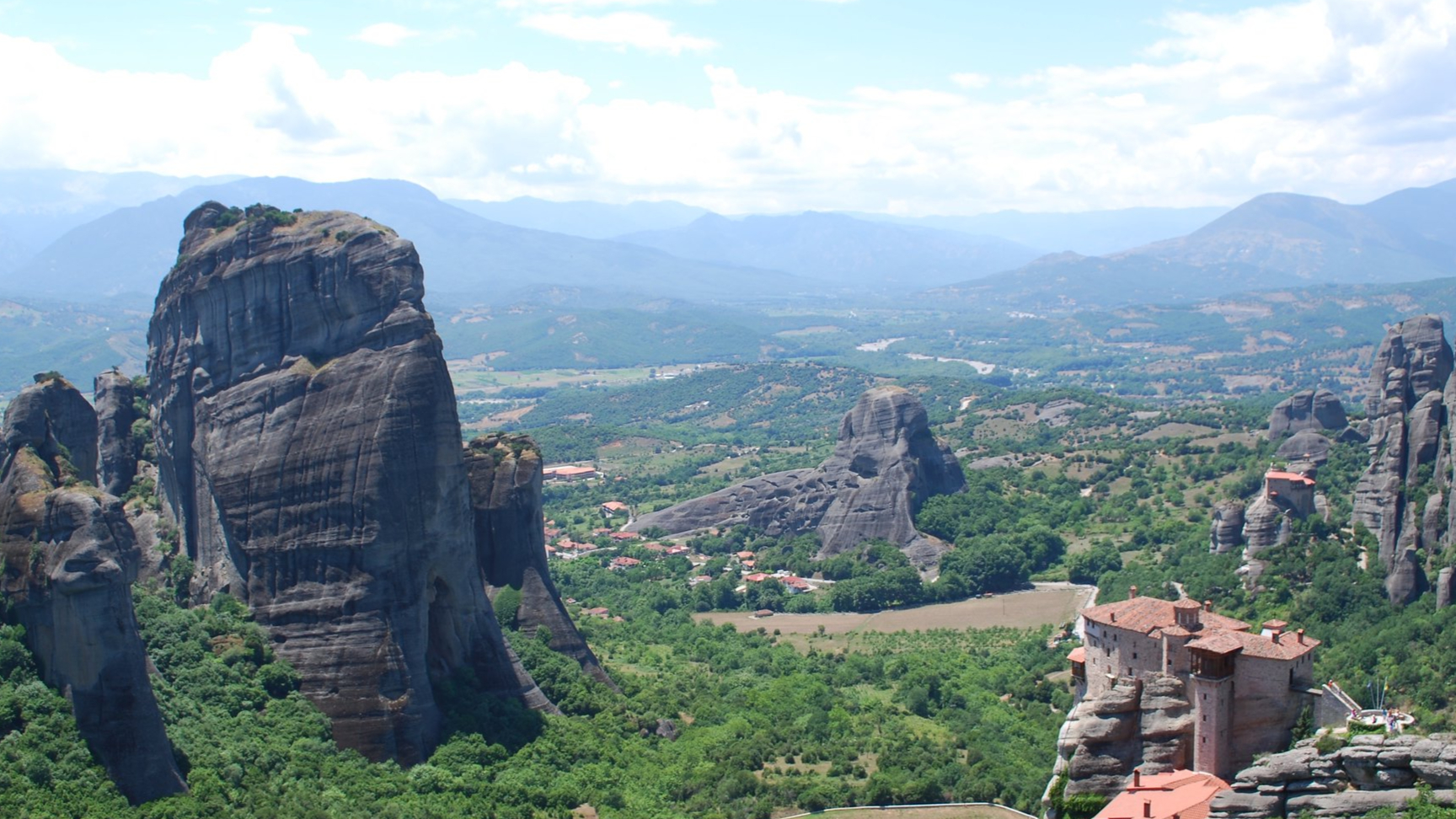 Φωτογραφία με θέα στα Μετέωρα και στη Μονή Ρουσάνου μια καλοκαιρινή μερα