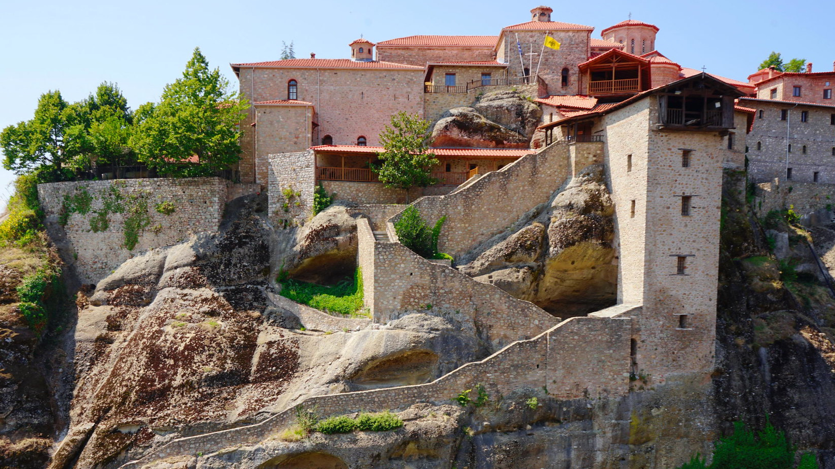 Οι σκάλες και τμήμα του Μοναστηριού του Μεγάλου Μετεώρου