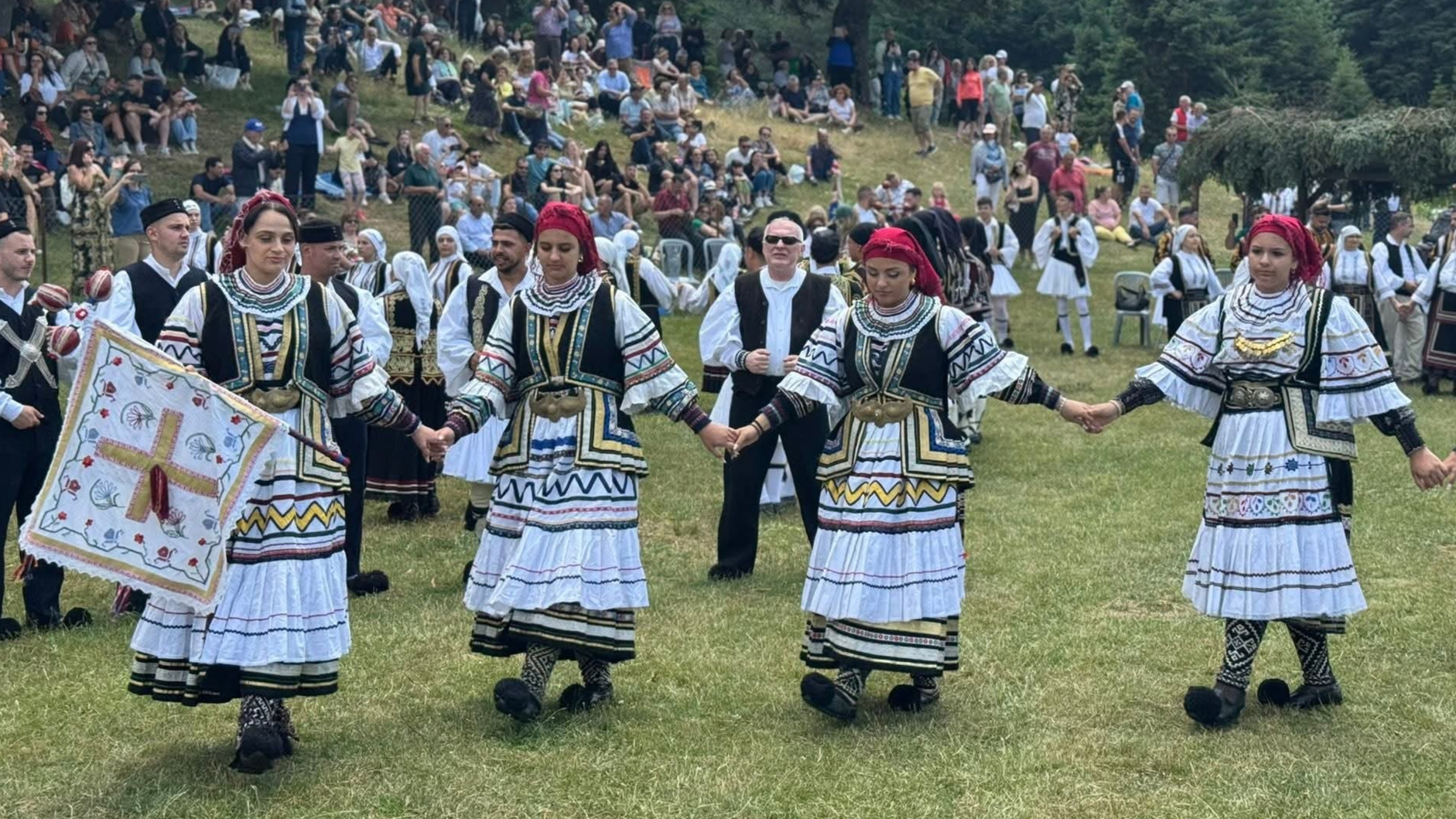 Γυναίκες με το φλάμπουρο και παραδοσιακές στολές χορεύουν στο αντάμωμα των Σαρακατσάνων Περτούλι