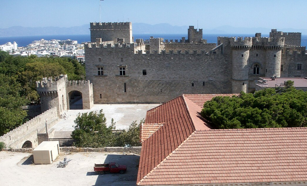 Πανοραμική φωτογραφία με το Παλάτι του Μεγάλου Μάγιστρου Παλια Πόλη Ρόδος