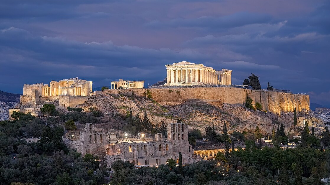 Ακρόπολη Αθήνα, με τα επιβλητικά οικοδομήματα φωτισμένα κατα τη διάρκεια του απογευματος