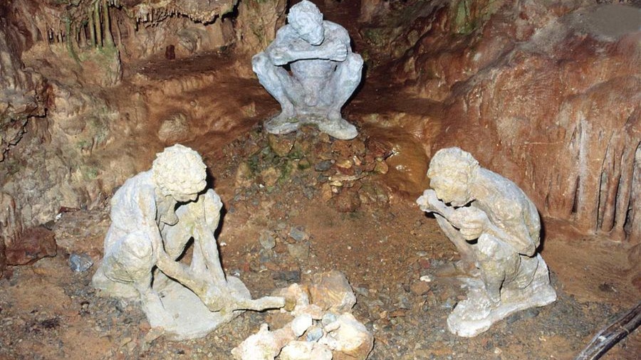 Αναπαράσταση των ανθρώπων της Παλαιολιθικής Εποχής στο Σπήλαιο των Πετραλώνων