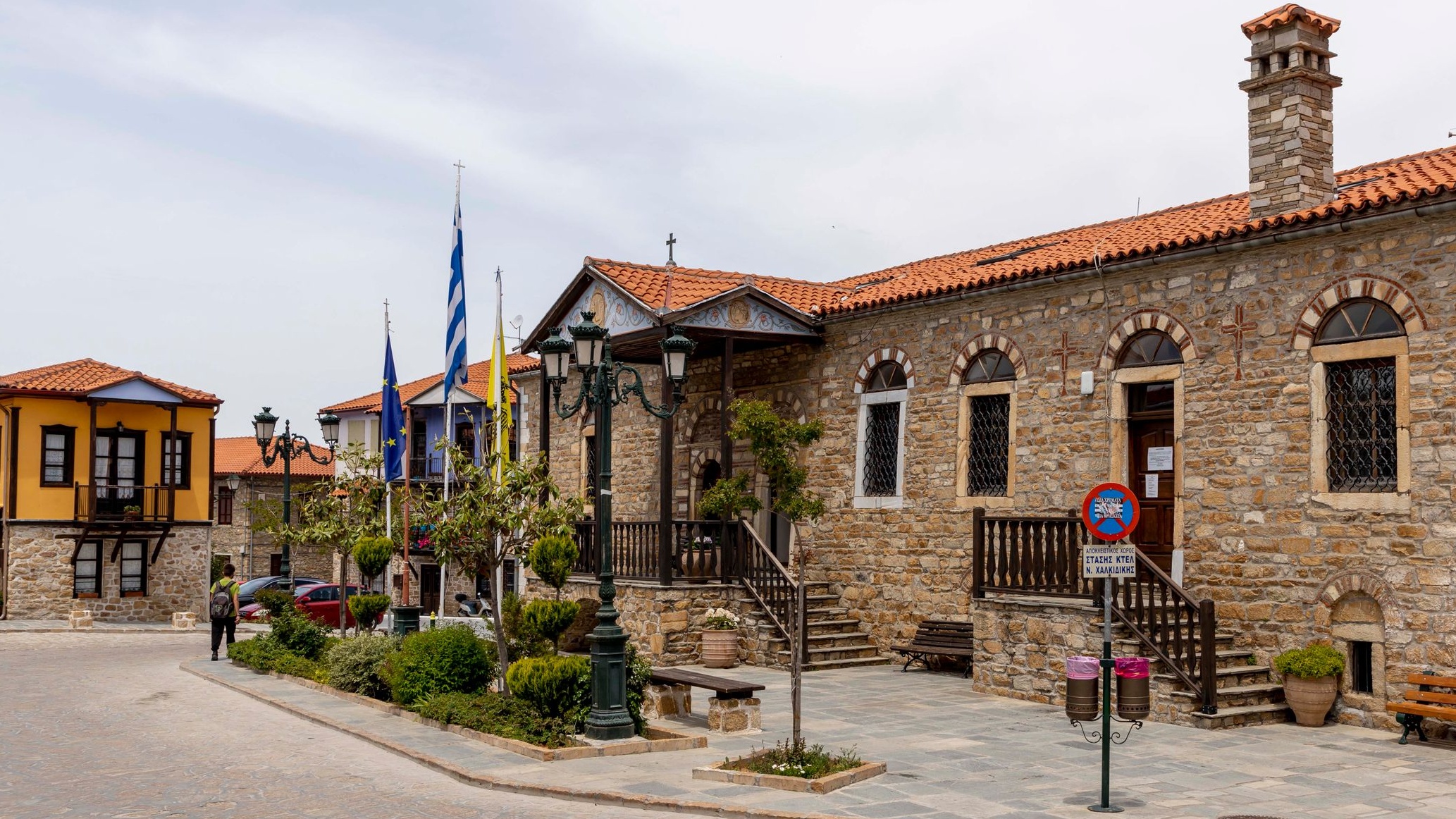 Αρναία η είσοδος της Εκκλησίας του Αγίου Στεφάνου 
