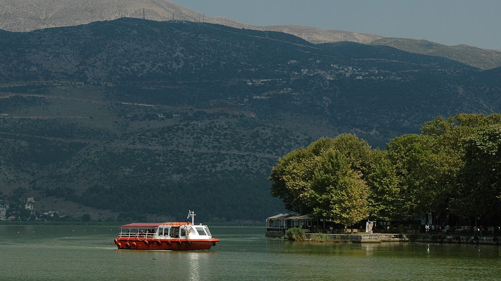 Βόλτα με καραβάκι στη λίμνη παμβώτιδα, Ιωάννινα