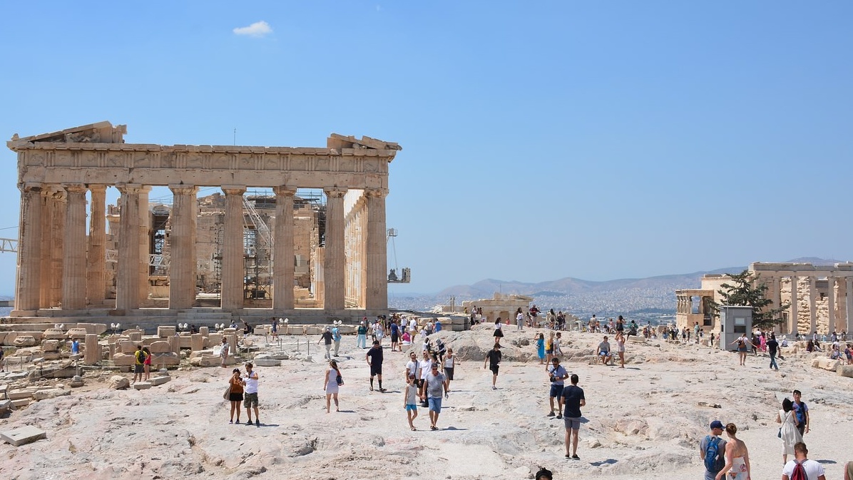 Επισκέπτες γύρω από τον Παρθενώνα στον Βράχο της Ακρόπολης 
