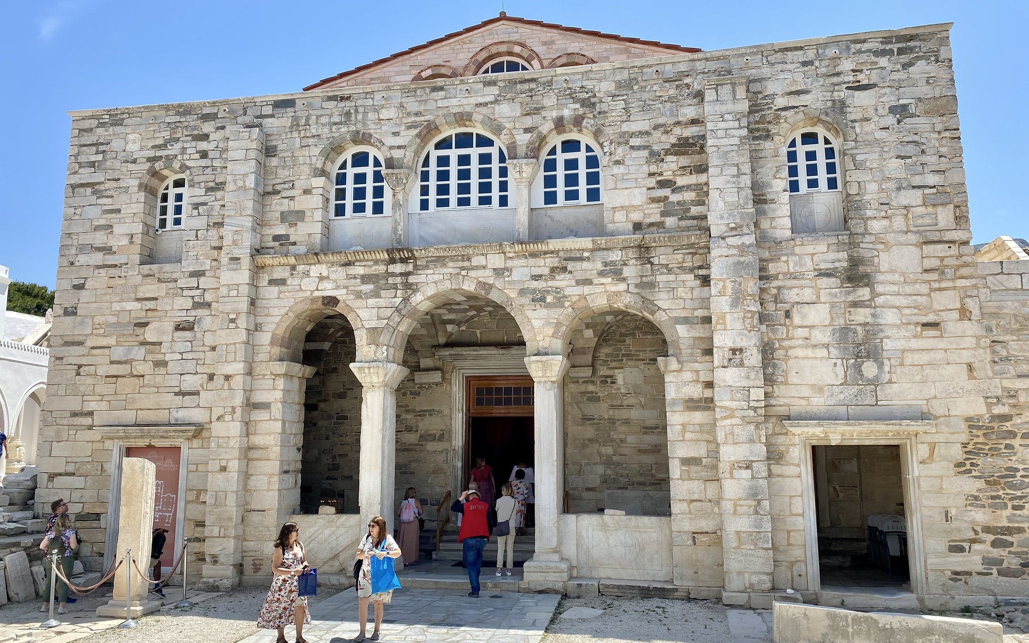 Η Κύρια είσοδος Παναγία Εκατονταπυλιανή Πάρος 