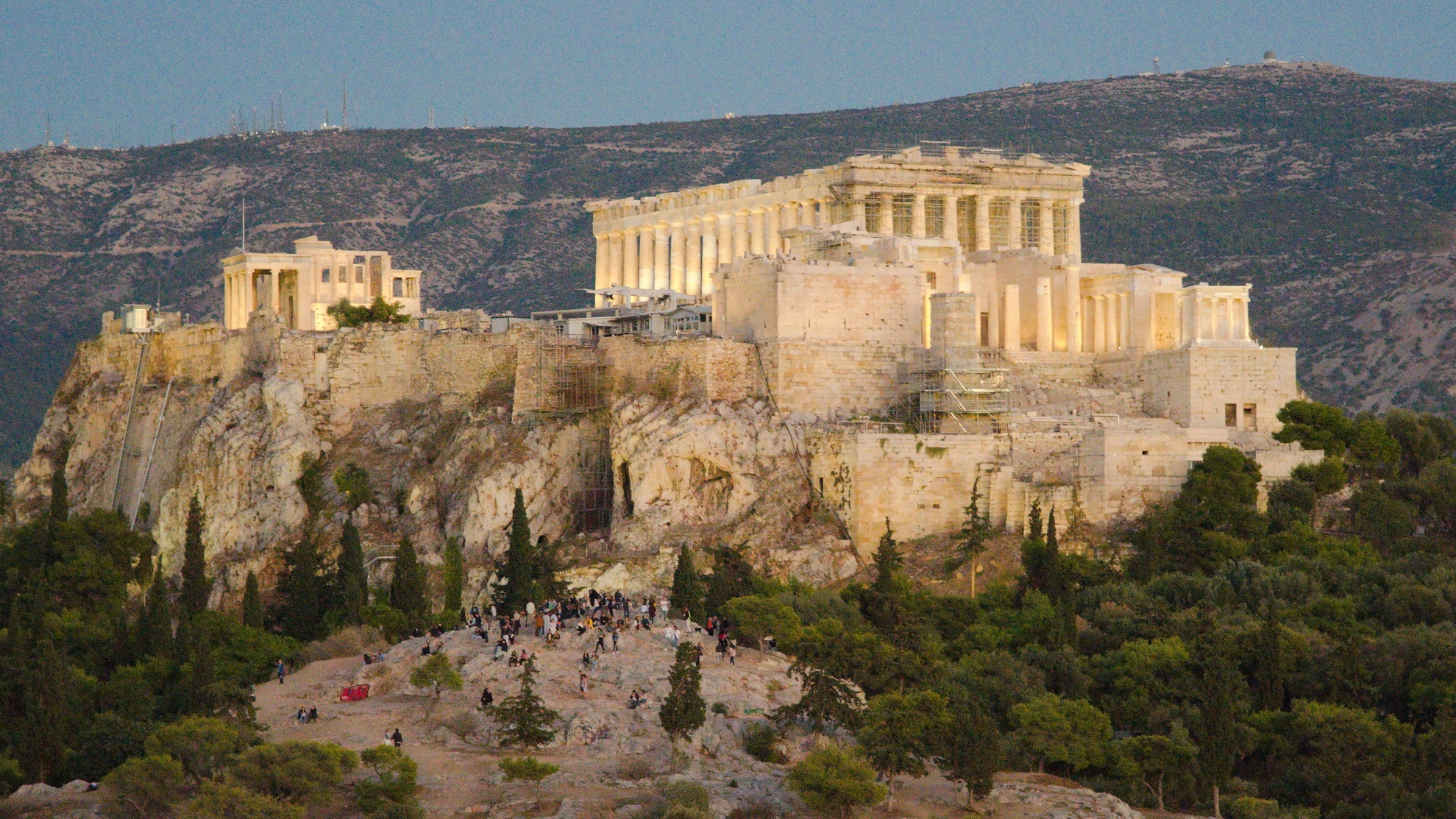 Κόσμος κάτω από τον Παρθενώνα στον λόφο του Αρείου Πάγου (δίπλα στον λόφο της Πνύκας) 