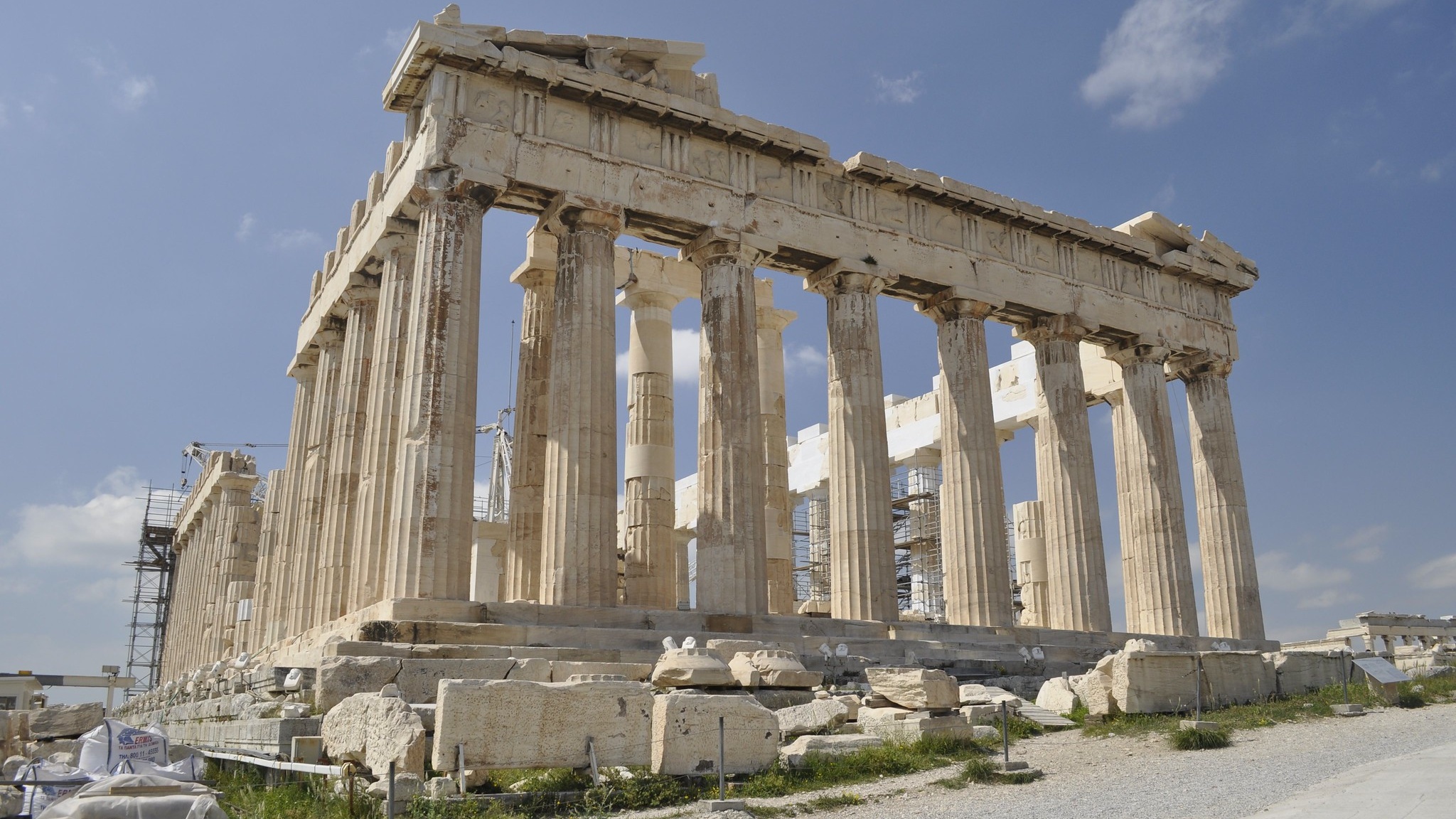 Ο περίφημος Παρθενώνας, το γαλάζιο του αττικού ουρανού στο φόντο