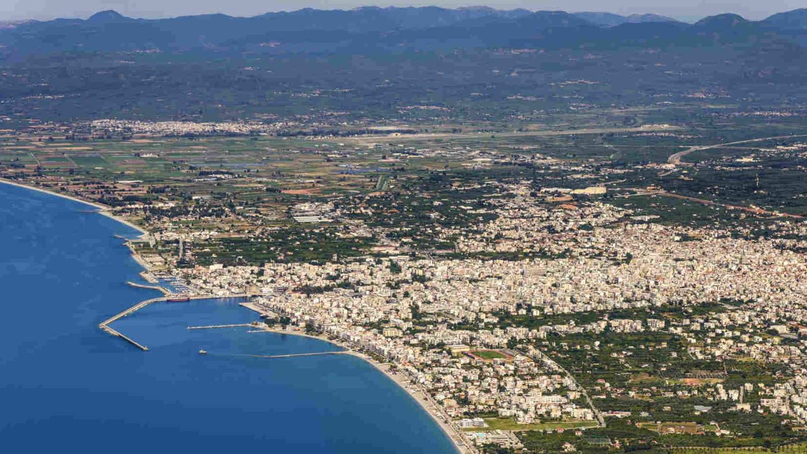 Πανοραμική άποψη της Καλαμάτας και του λιμανιού της