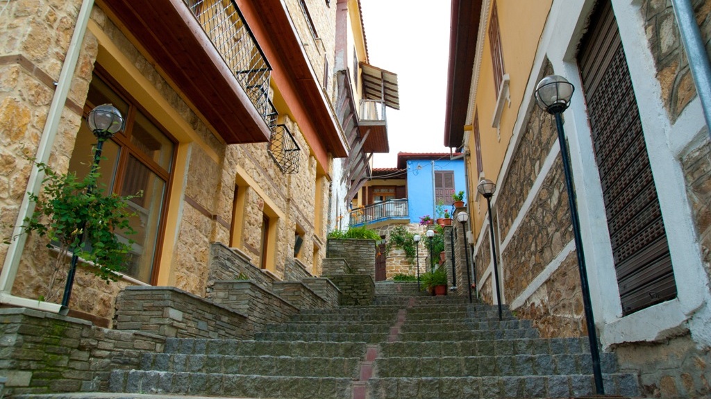 Πλακόστρωτα σκαλοπάτια στην Αρναία Χαλκιδικής 