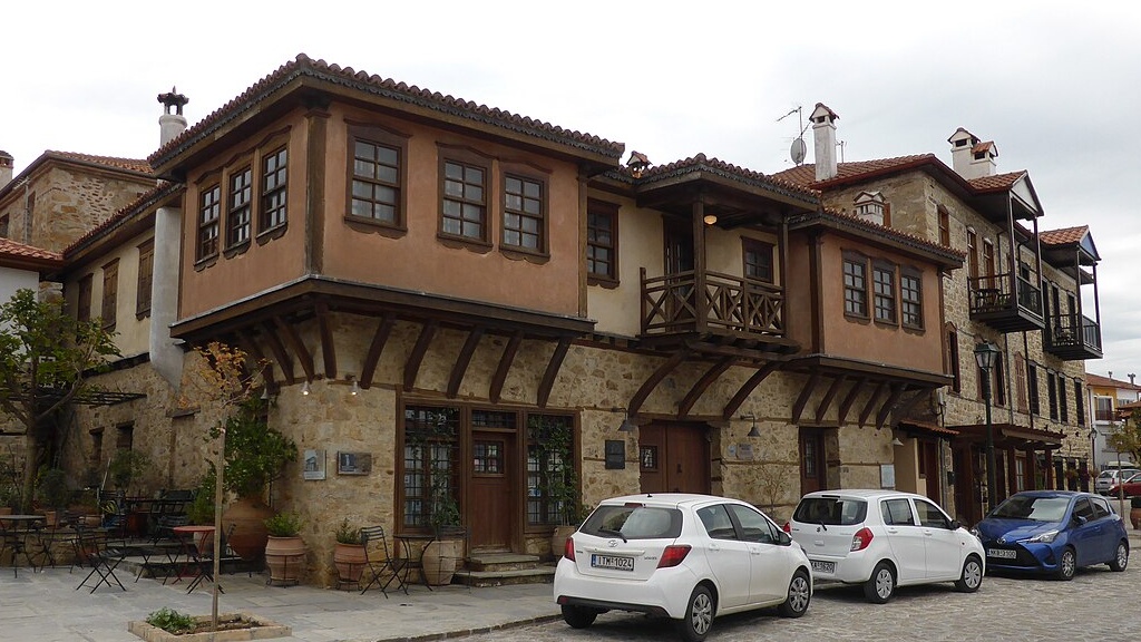 Πλακόστρωτος δρόμος και παραδοσιακά σπίτια στην Αρναία Χαλκιδική 