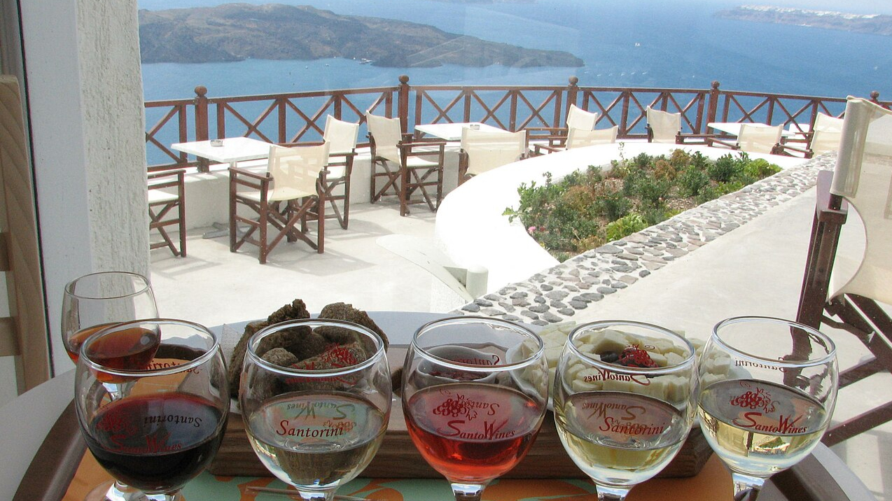 Τα κρασιά της Σαντορίνης με θέα τη Καλντέρα του νησιού Santo wines