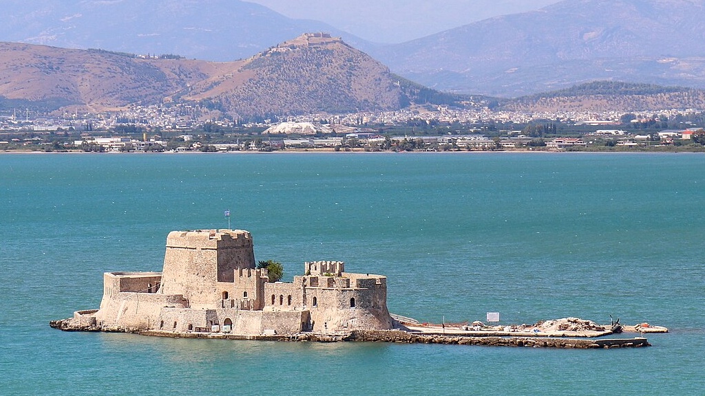 Το Μπούρτζι και το φόντο ο λόφος της Ακροναυπλίας