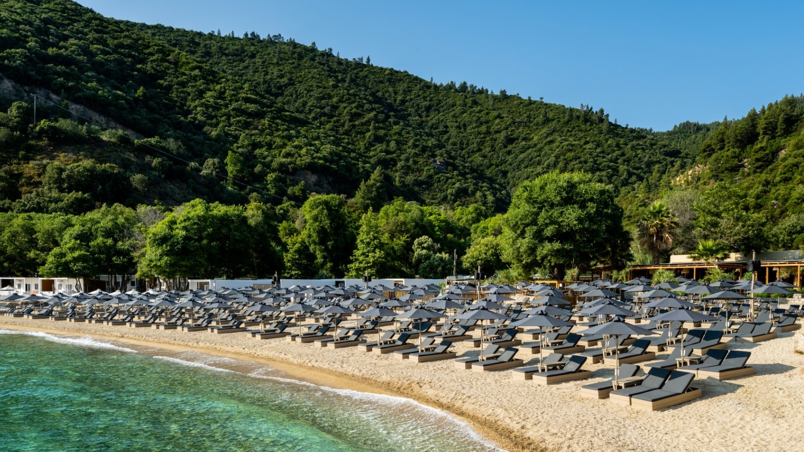 Το beach bar Manassou μεταξύ Σάρτης και Βουρβουρούς στη Χαλκιδική 