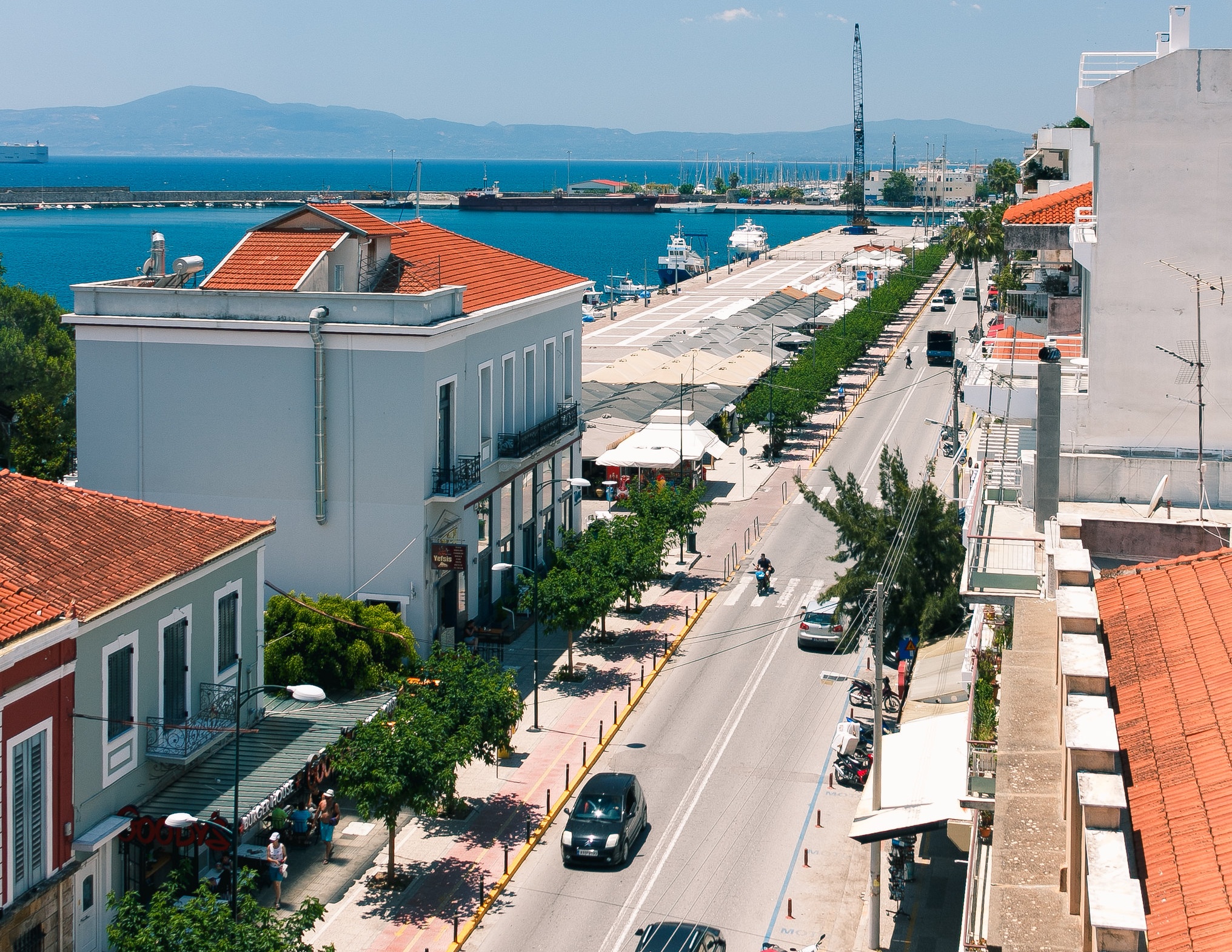 Ο παραλιακός δρόμος και η παραλία της Καλαμάτας