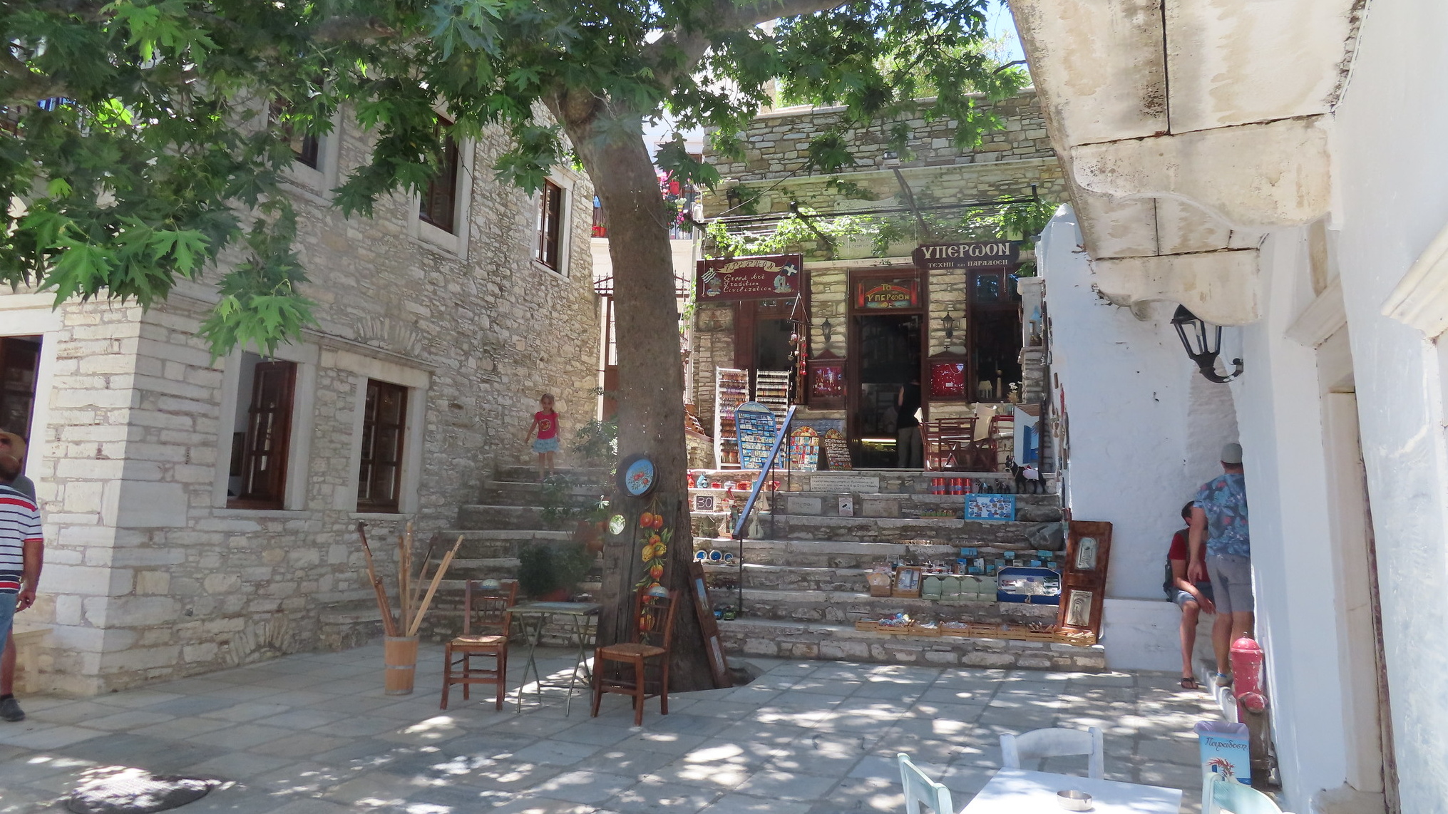 Πλατεία με έναν πλάτανο στο χωριό Απείρανθος ναξος