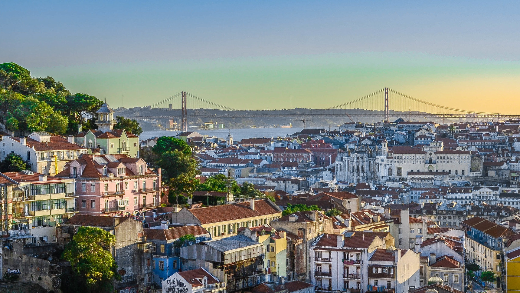Τμήμα της Λισαβόνας και στον ορίζοντα η Γέφυρα της 25ης Απριλίου