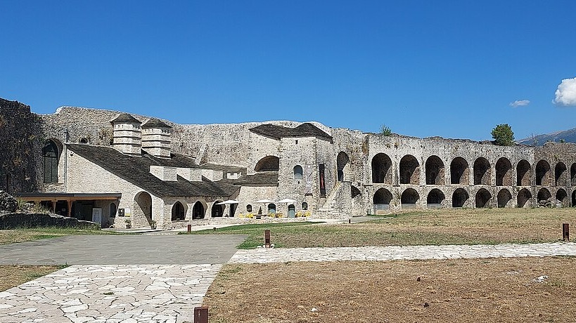 Ένα τμήμα του Κάστρου των Ιωαννίνων και το Μουσείο Αργυροχρυσοχοΐας