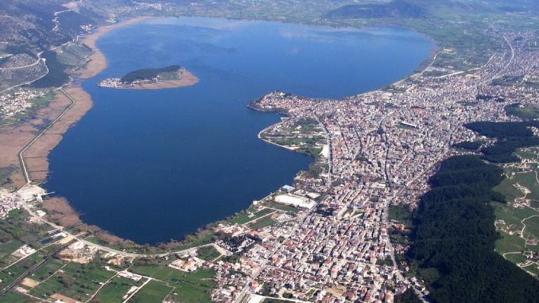 Αεροφωτογραφία με τα Ιωάννινα και τη λίμνη των Ιωαννίνων