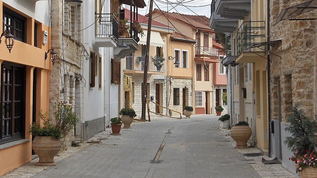 Δρόμος στα Γιάννενα με παραδοσιακά σπίτια