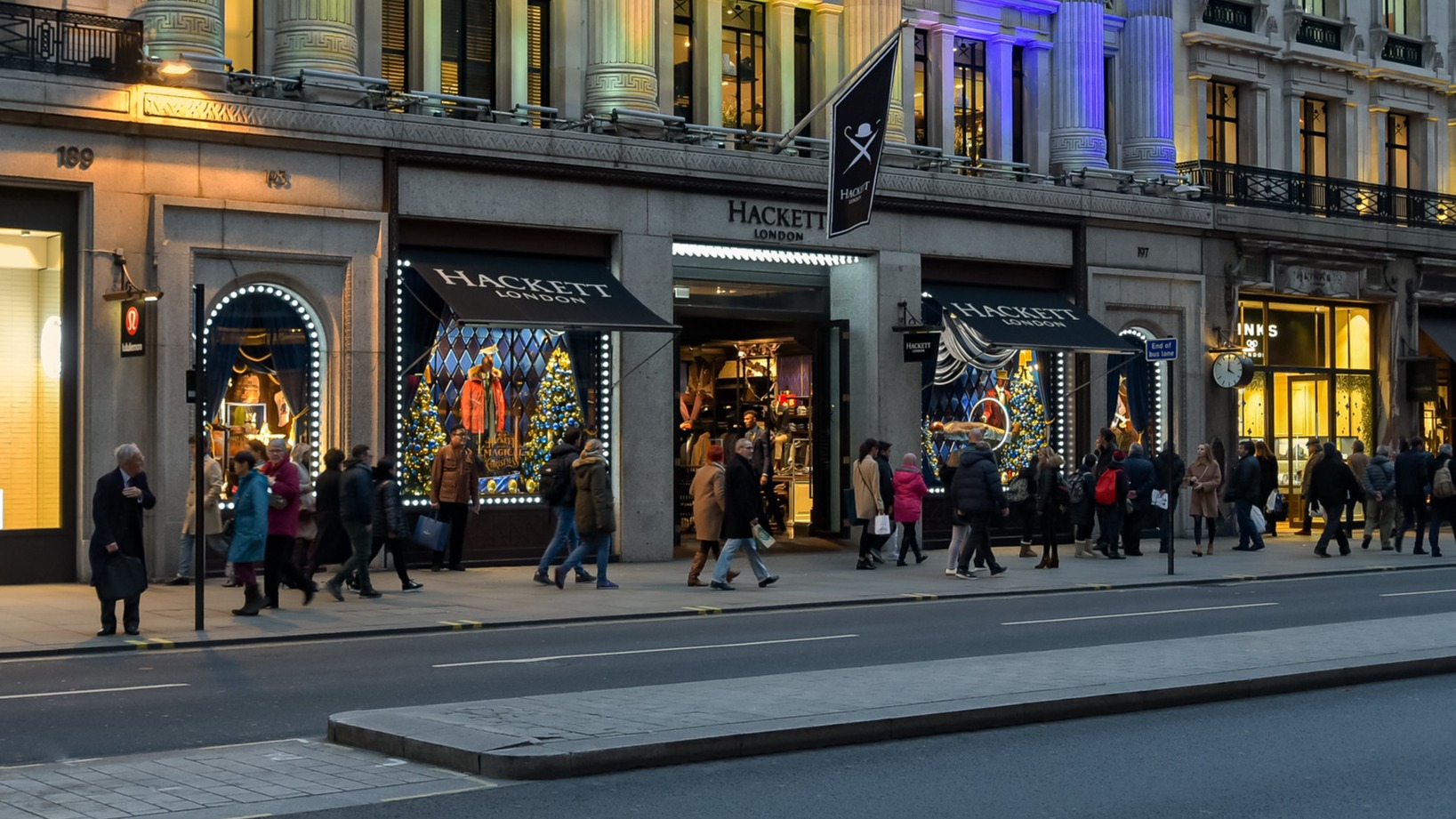 Κόσμος περπατά μπροστά από τις βιτρίνες στην Όξφορντ Στριτ